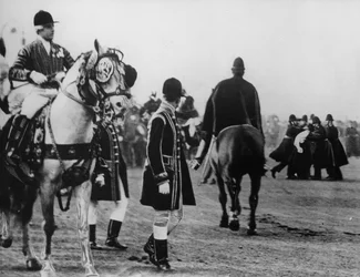 Una suffragetta tenta di attaccare il re mentre arriva per aprire il parlamento, 1908