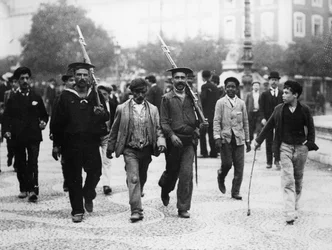 Arresto di un realista da parte di marinai durante la Rivoluzione portoghese, 1910