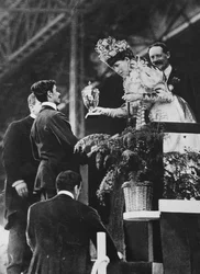 La Regina Alessandra che consegna una coppa speciale a Dorando per commemorare il suo grande sforzo per vincere la maratona olimpica nel luglio 1908