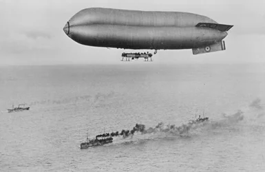 Dirigibile di classe costiera RNAS C23A che vola sopra un convoglio di navi da guerra, c.1917