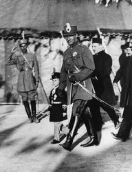Shah Pahlavi di Persia con suo figlio il Principe Ereditario, aprile 1926