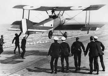 Il comandante di squadriglia Edwin Dunning atterra con un Sopwith Pup a bordo della HMS Furious, 2 agosto 1917