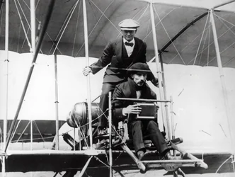 Thomas E. Grant con il signor Lewis Turner in una macchina volante per fotografare l