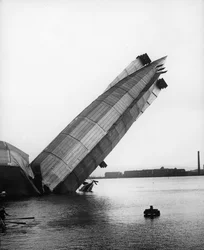 Naufragio del più grande dirigibile britannico, The Mayfly, a Barrow