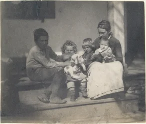 [Frances Crowell con ragazzo non identificato, Katie, James e Frances Crowell]