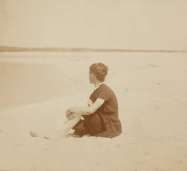 [Mary Macdowell sulla spiaggia, Manasquan, New Jersey].