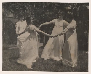 Susan Hannah Macdowell, ragazza non identificata, Elizabeth Macdowell e forse Mary Macdowell alla casa Macdowell