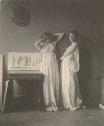 [Due modelle in costume classico con la scultura "Arcadia" di Eakins].