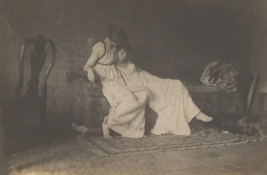 [Due studentesse in costume classico nello studio di Eakins].