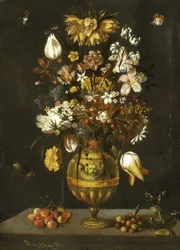 Vaso di fiori in bronzo dorato con ciliegie, fragole e mandorle su un tavolo