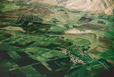 Veduta aerea dei campi coltivati nella fertile Valle di Al Beqaa aka Valle di Al Biqa