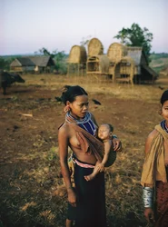 Madre Khmer Loeu e suo figlio in una fionda e sarong tradizionale della tribù collinare a Phum