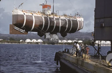 Il sommergibile Trieste, porto di Apra, Guam, 1960 circa (foto)