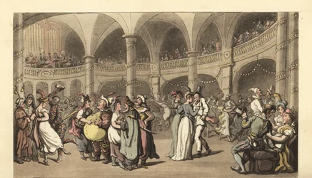 Festaioli in costume a un ballo in maschera in un grande teatro