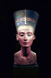 Busto di Nefertiti (c1370- c1330 a.C.) Grande Sposa Reale del faraone egiziano Akhenaton. Nefertiti e suo marito erano noti per una rivoluzione religiosa. Iniziarono a venerare un solo dio, Aton, il disco solare.