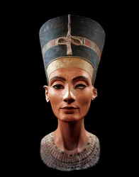 Busto di Nefertiti (c1370- c1330 a.C.) Grande Sposa Reale del faraone egiziano Akhenaton. Nefertiti e suo marito erano noti per una rivoluzione religiosa. Veneravano un solo dio, Aton, il disco solare.
