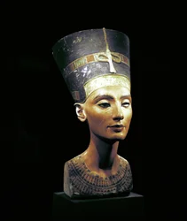 Busto di Nefertiti (c1370- c1330 a.C.) Grande Sposa Reale (consorte principale) del faraone egiziano Akhenaton. Nefertiti e suo marito erano noti per una rivoluzione religiosa. Iniziarono a venerare un solo dio, Aten, il disco solare