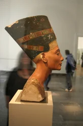 Busto di Nefertiti (c1370- c1330 a.C.) Grande Sposa Reale (consorte principale) del faraone egiziano Akhenaton. Nefertiti e suo marito erano noti per una rivoluzione religiosa. Iniziarono a venerare un solo dio, Aten, il disco solare.