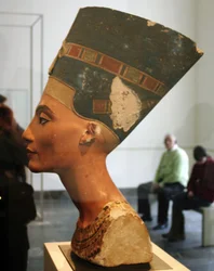 Busto ritratto di Nefertiti, regina-consorte del faraone Akhenaton