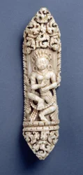 Dakini scolpita, parte di un grembiule di ossa usato nelle cerimonie tantriche, Tibet, XVIII secolo (osso umano)