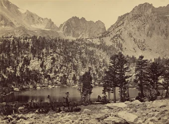 Lago alpino, nella Sierra Nevada, California