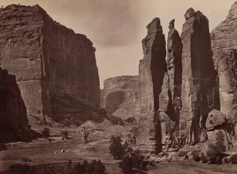 Canyon di Chelle. Pareti del Grand Canyon alte circa 1200 piedi.