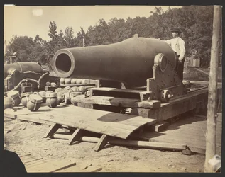 Soldato con grande cannone