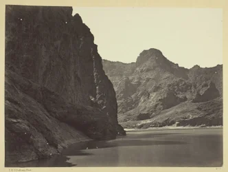 Black Cañon, fiume Colorado, guardando in basso vicino al Campo 7. Esplorazioni in Nevada e Arizona, spedizione del 1871. Tenente Geo. M. Wheeler, Comandante.