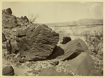 Roccia scolpita dalla deriva della sabbia, sotto la Roccia della Fortificazione, Arizona