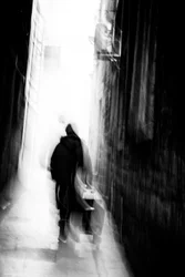 Passeggiata solitaria nella luce
