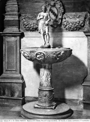 Acquasantiera sormontata da una statuetta di Giovanni Battista, Basilica di S. Antonio, Padova