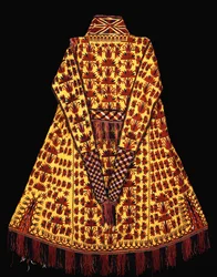 Un abito cerimoniale da donna sposata in seta gialla con colonne di tulipani e garofani stilizzati