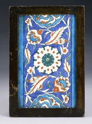 Una piastrella di bordo di Iznik, con un fiore centrale tra palmette e vite fogliosa, c.1570