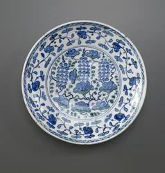 Piatto con disegno di uva, Iznik, dinastia ottomana