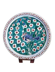 Pavone posato sul ramo di un cespuglio di rosa selvatica, maiolica