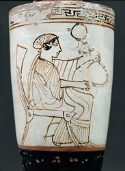 Lekythos attico a fondo bianco raffigurante una donna che intreccia una corona, c.475-420 a.C.