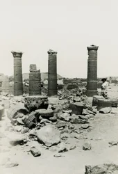 Colonne e rovine del tempio nel Grande Recinto, Musawwarat es Sufra, Sudan, fotografia di Ugo Monneret de Villard