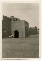 Porta orientale e torre del monastero di San Simeone, Assuan, Egitto, fotografia di Ugo Monneret de Villard
