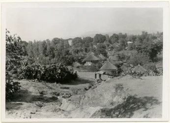 Villaggio etiope con case circolari dal tetto di paglia, Axum, Etiopia, fotografia di Ugo Monneret de Villard