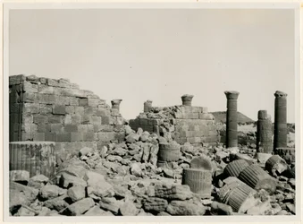 Grande recinto, vista delle mura e delle colonne del Grande Tempio, Musawwarat es Sufra, Sudan, fotografia di Ugo Monneret de Villard