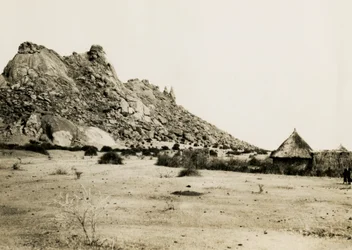Capanne presso Gebel Sagadi, Sudan, fotografia di Ugo Monneret de Villard, 1930 ca.