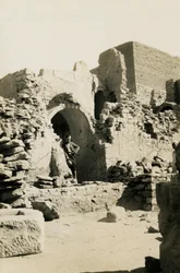 Interno del grande torrione (qasr) del Monastero di San Simeone, Assuan, Egitto, fotografia di Ugo Monneret de Villard