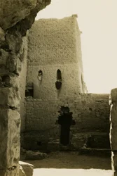 Interno del grande torrione (qasr) del Monastero di San Simeone, Assuan, Egitto, fotografia di Ugo Monneret de Villard