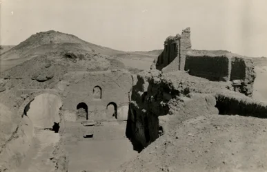 Grande torrione (qasr) del monastero di San Simeone, vista del passaggio prima dello scavo, Assuan, Egitto, fotografia di Ugo Monneret de Villard