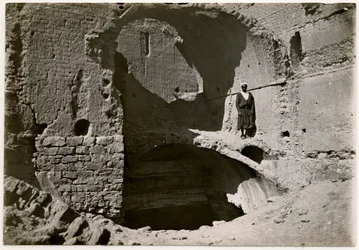 Grande torrione (qasr) di un monastero, Assuan, Egitto, fotografia di Ugo Monneret de Villard