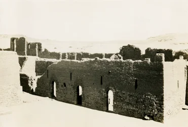 Alloggio nel terrazzamento inferiore del Monastero di San Simeone, Assuan, Egitto, fotografia di Ugo Monneret de Villard