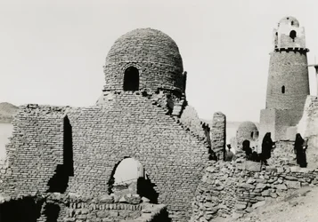 Minareto di al-Mashhad al-Bahari e rovine della moschea, vicino ad Assuan, Egitto, fotografia di Ugo Monneret de Villard