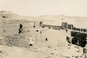 Monastero di San Simeone, sguardo verso la terrazza inferiore, Assuan, Egitto, con Ugo Monneret de Villard di spalle, fotografia di Ugo Monneret de Villard