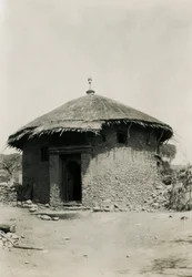 Capanna rotonda con tetto di paglia, Axum, Etiopia, fotografia di Ugo Monneret de Villard