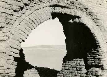 Rovine di una chiesa nel deserto, particolare del pennacchio della cupola, Adindan, Egitto, fotografia di Ugo Monneret de Villard